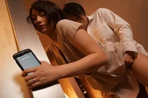 Cô vợ đi họp lớp rồi xoạc với nyc mặc cho người chồng ở nhà chờ