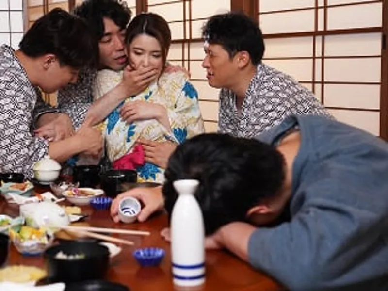 đưa vợ đi suối nước nóng, anh xã không biết bà xã bị người khác đụ sấp mặt