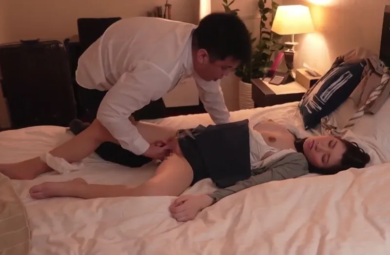 Biết em thư ký sắp kết hôn, tiền bối chuốc thuốc mê làm tình cô nàng cả đêm trong chuyến công tác