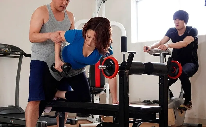 Gã chồng phát hiện bà xã vụng trộm với huấn luyện viên thể hình