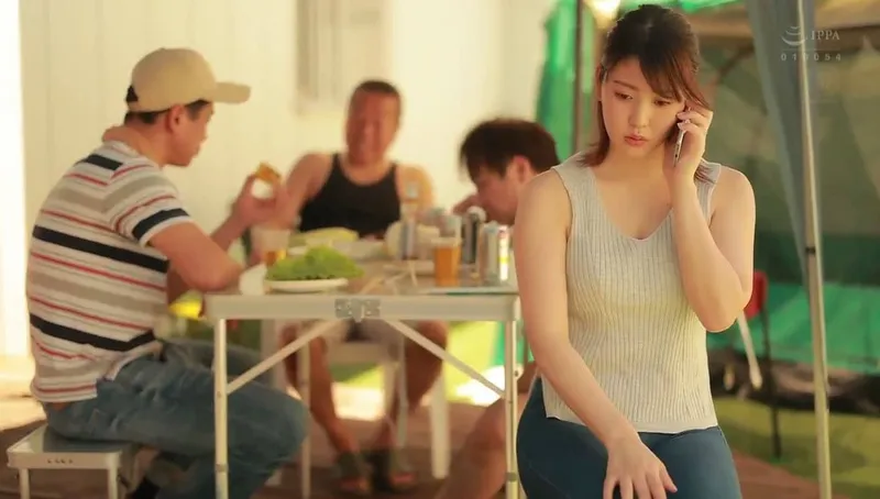 Người chồng khờ để bà xã tham gia sự kiện cắm trại với mấy gã gần nhà và cái kết