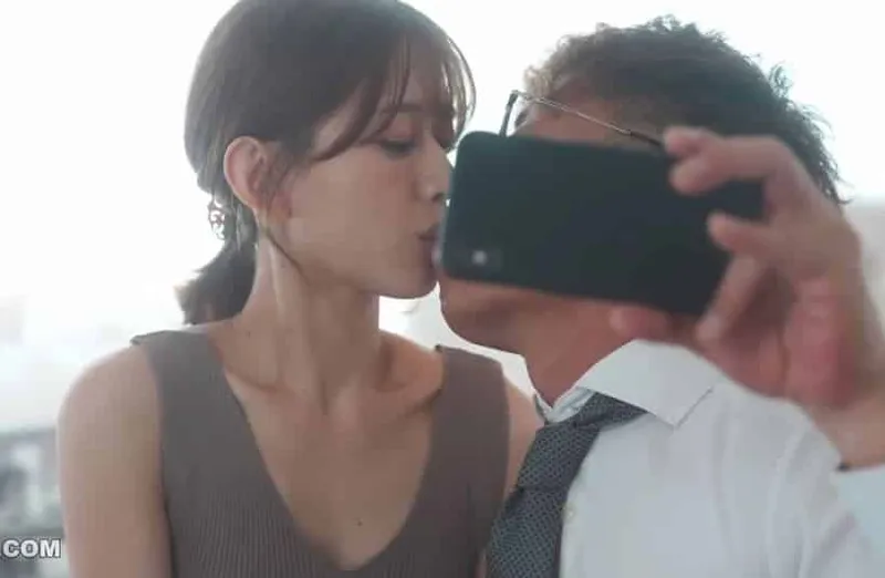 Thấy vợ hơi lạ, anh xã xem điện thoại cô vợ và thấy cảnh xxx với tiền bối của mình